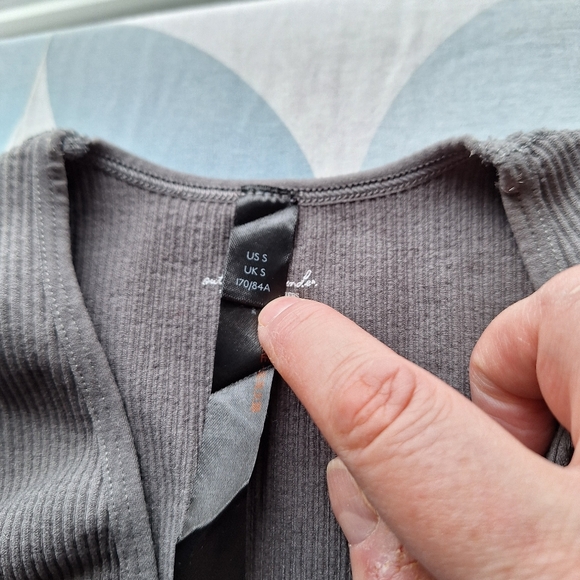 Gray Ribbed V-Neck Cropped Tank Top - Picture 3 of 4